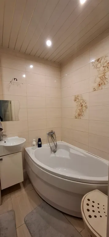 Студия с новым ремонтом мебелью и бытовой техникой