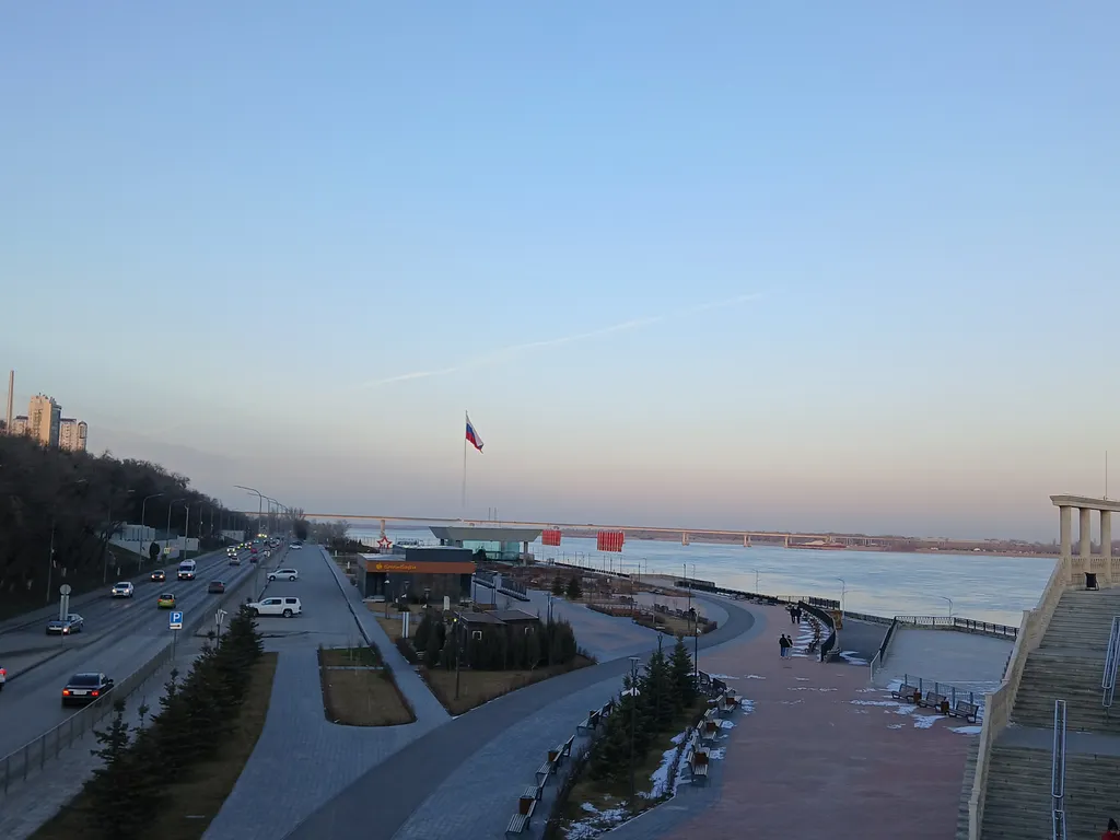 Жизнь с видом реку: огромная лоджия с панорамным остеклением в пол!