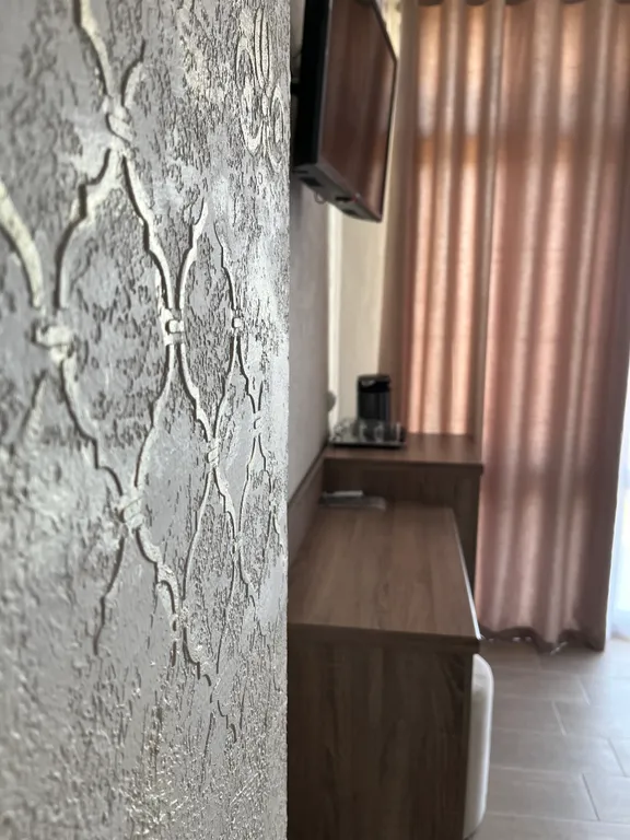 Комната с видом на море бежевая