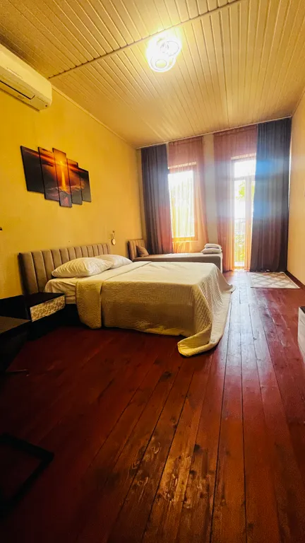 Вилла с бассейном на холме