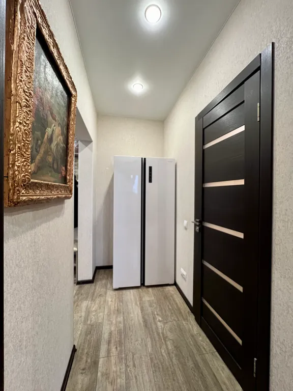 Дизайнерская квартира с большим телевизором