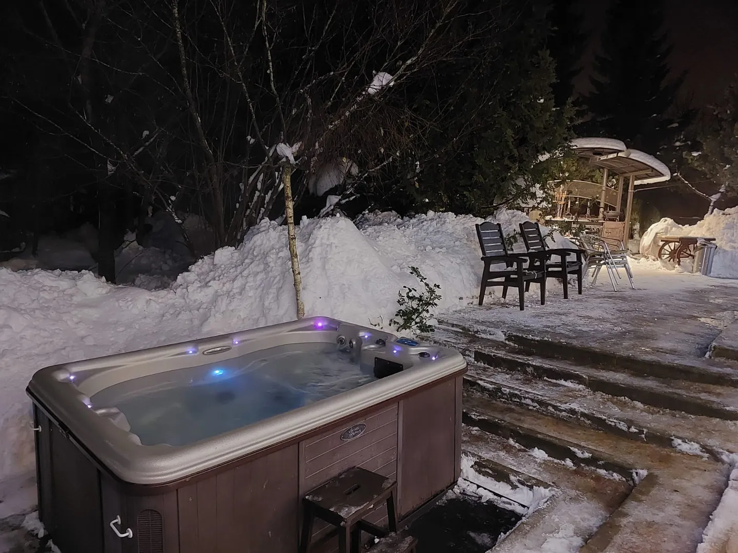 Американский спа-бассейн (джакузи) с подогревом воды, гидромассажем, фильтрацией, озонированием и пузырьками.