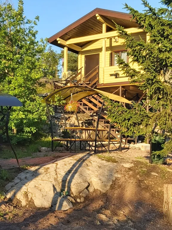 Домик на скале