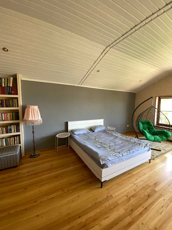 Деревянный дом с красивым видом на море