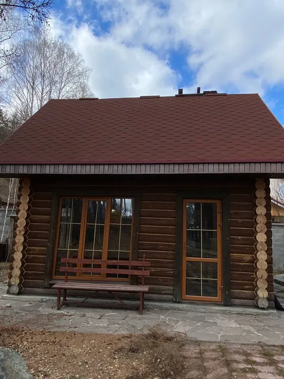 Уютный дом с камином в центре