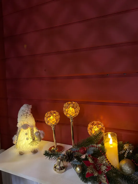 Яркий дом с ванной у панорамного окна