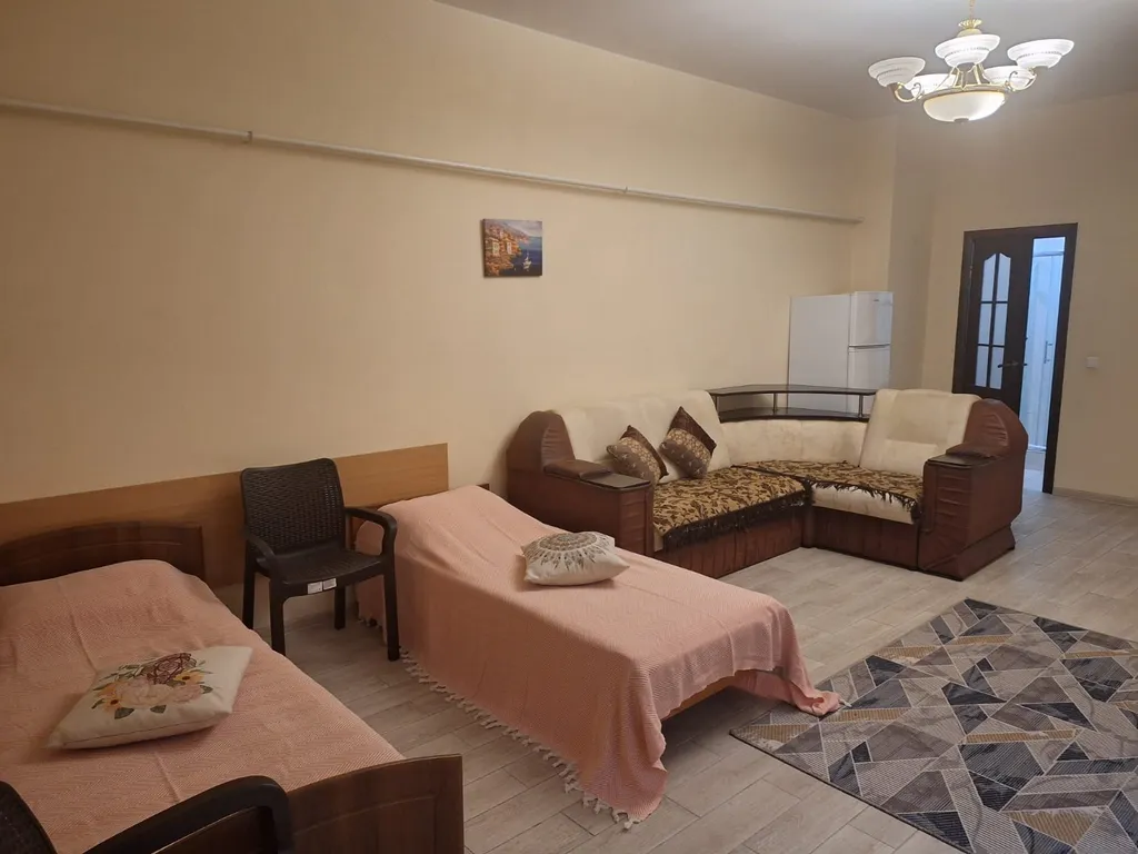 2-комнатная возле ТЦ со своим двориком