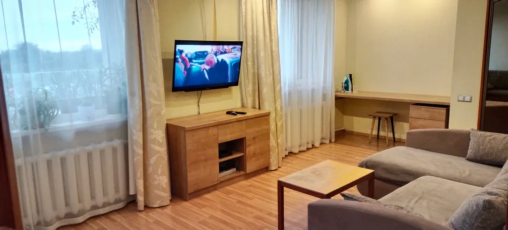 Просторная квартира с большим балконом, в центре города