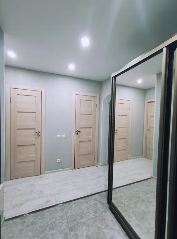 Светлая евро-двушка с горным пейзажем от художника