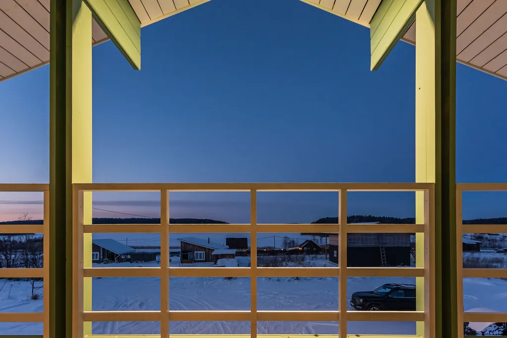 Новый дом с видом на озеро, сауной, гриль-домом и детской площадкой