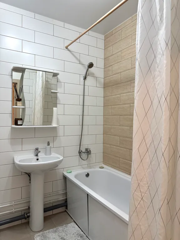 Комфортная квартира с детской кроваткой