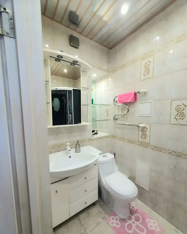 Уютная светлая квартира рядом в центре города с большой кроватью