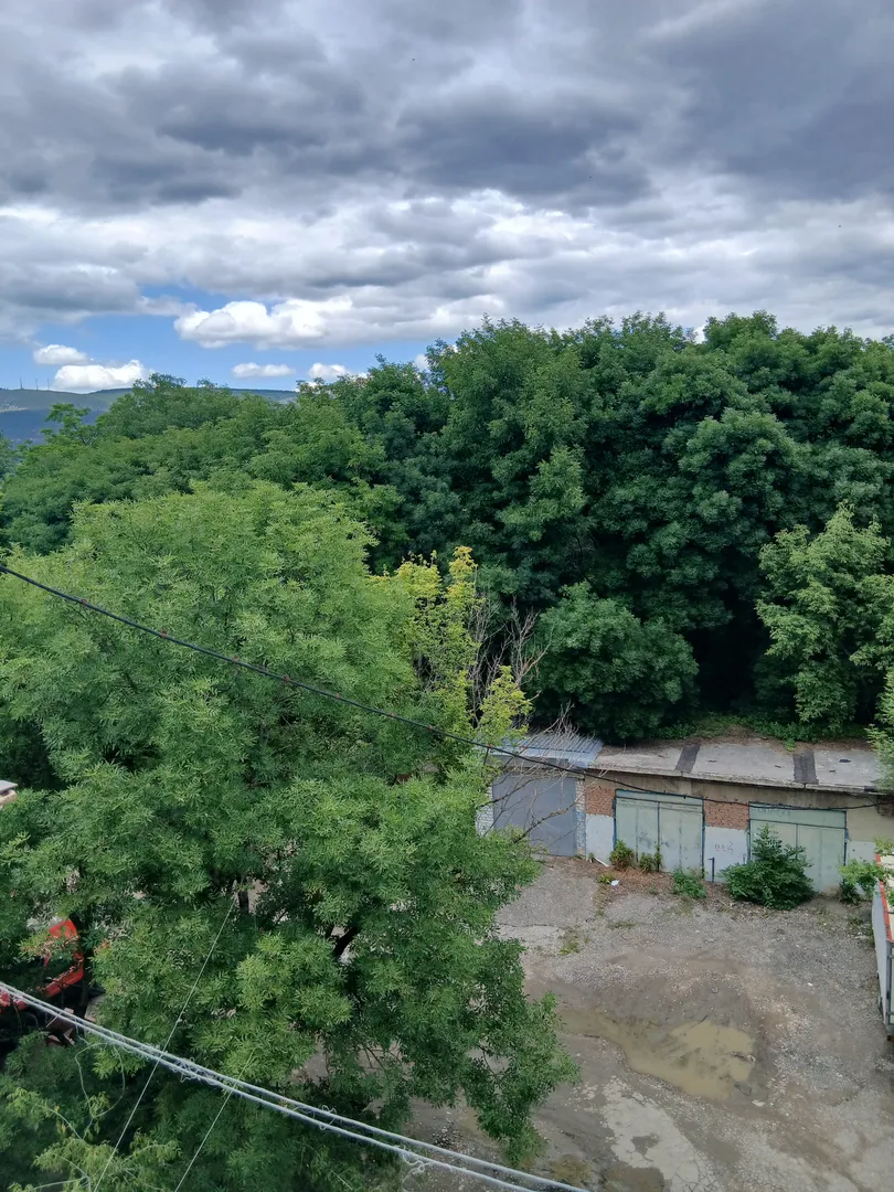 Вид на парковку с квартиры