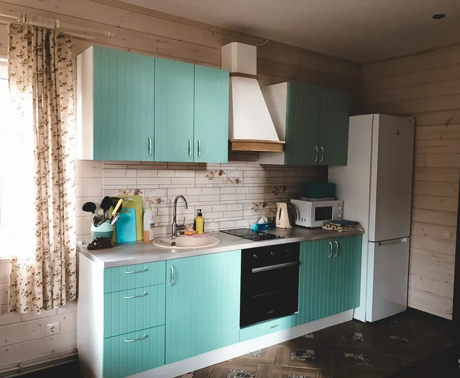 Дом в окружении соснового леса