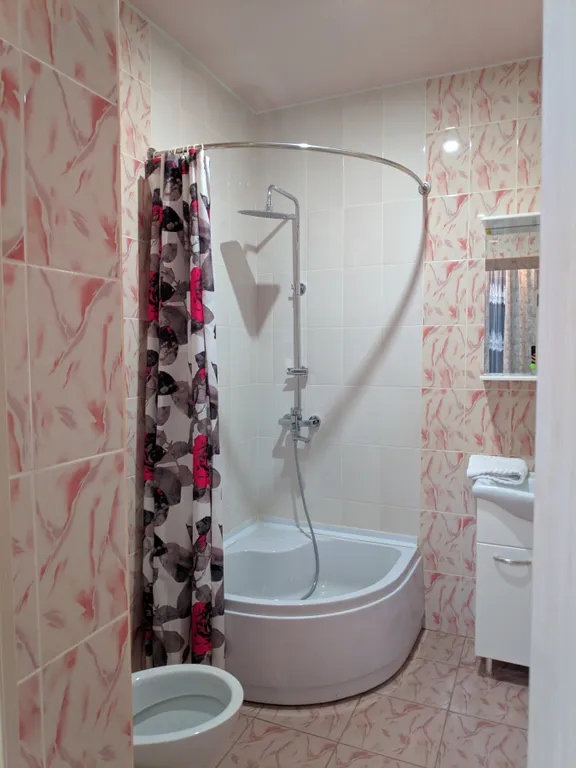 Четырёхместный номер  люкс с балконом с видом на город и горы