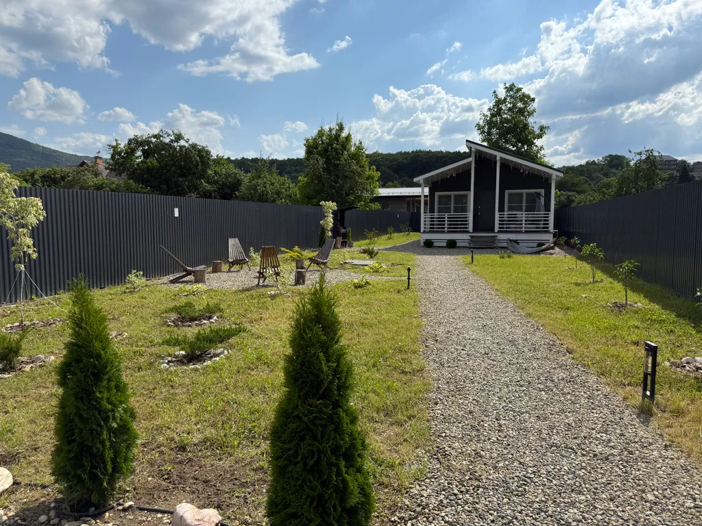 Новый дом с собственной территорией и видом на горы