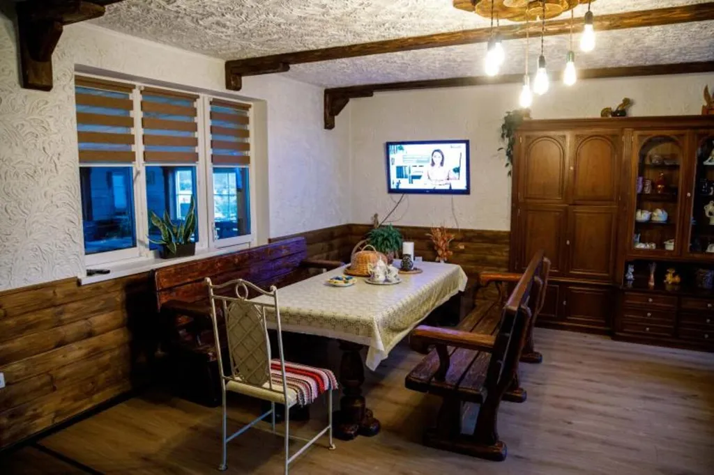 Милый домик в деревне, с видом на озеро