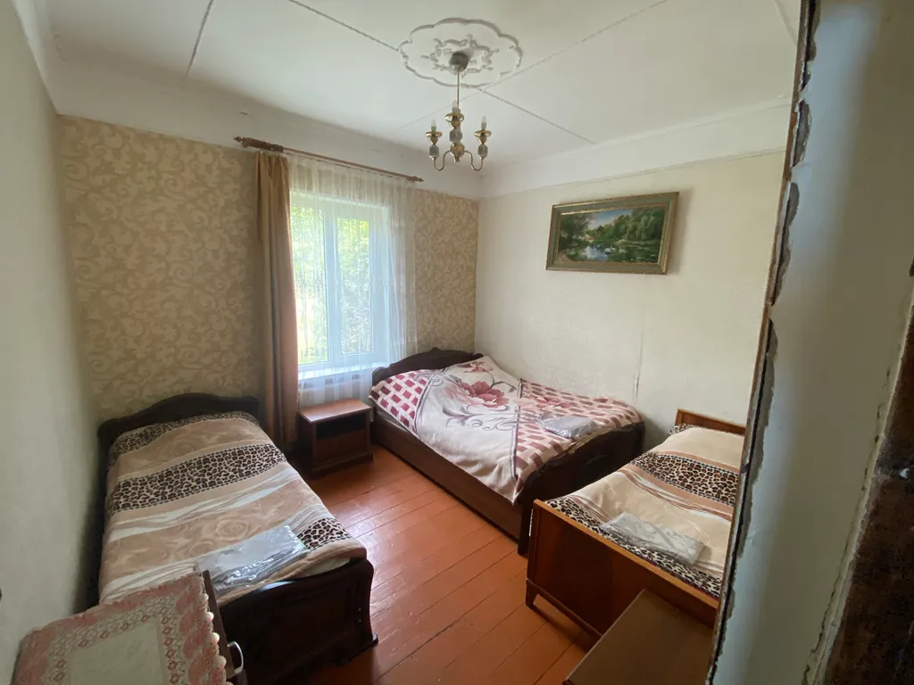 Дом с большим подогреваемым бассейнои, и уютной банькой