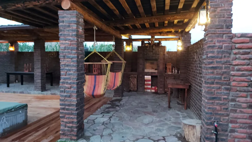 Сруб большой возле большого бассейна