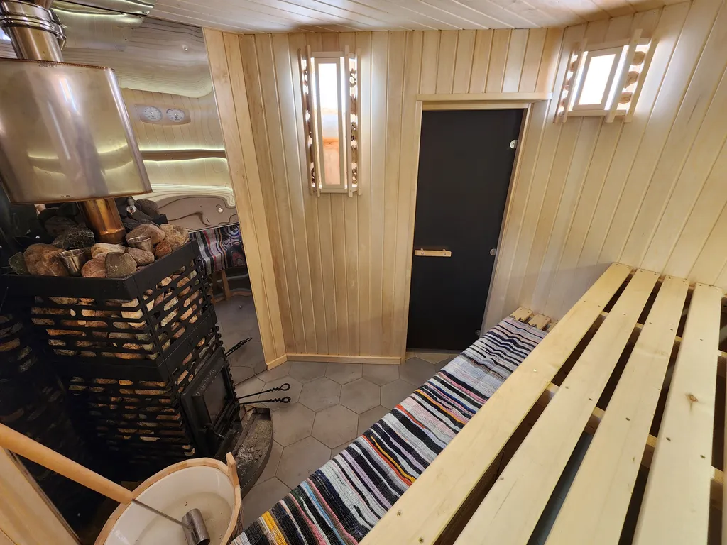 Дом с бассейном, в деревне