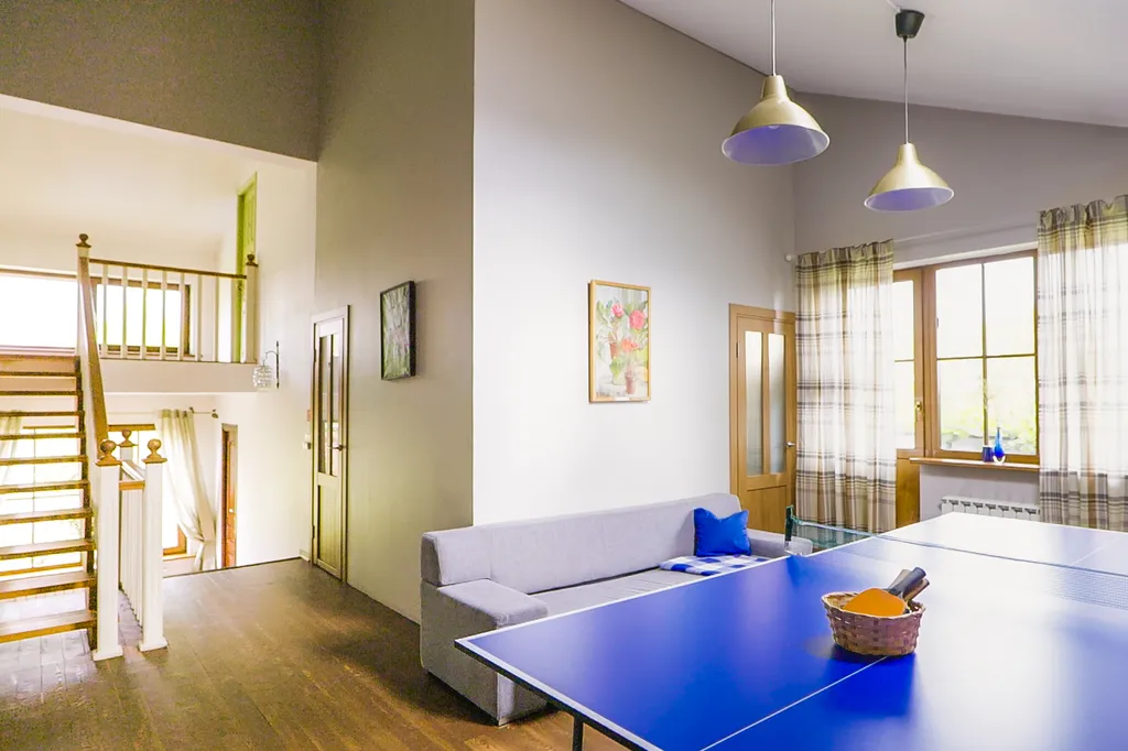 Белый коттедж с баней и бассейном рядом с озером