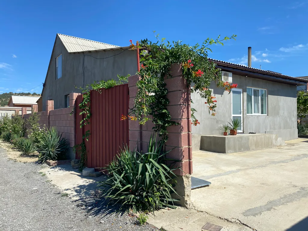 Коттедж Часть дома со своей кухней и отдельным входом под ключ — Судак