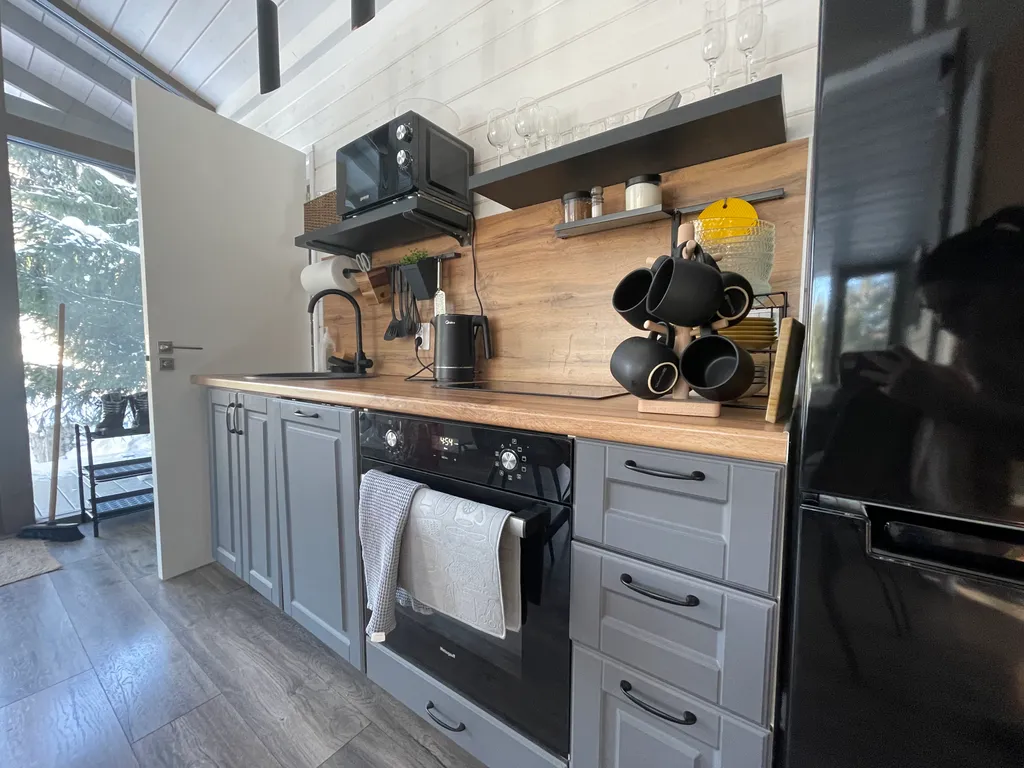 Уютный домик в ёлках