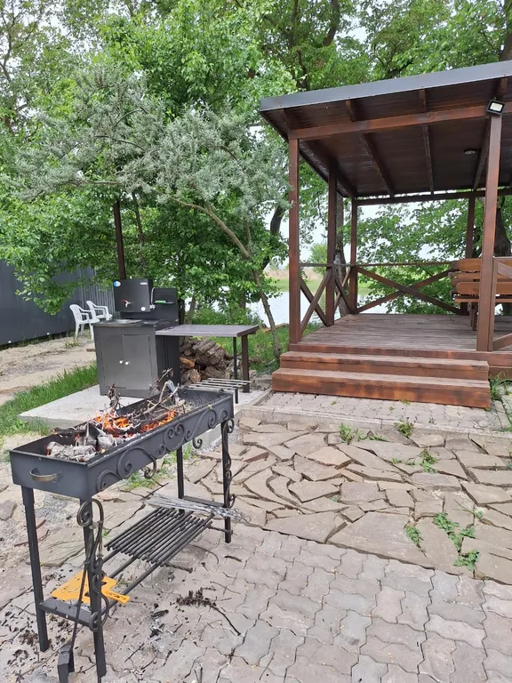 Участок с домом на берегу реки Лагутник