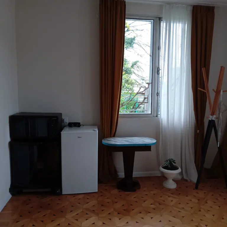 Флигель с балконом в саду