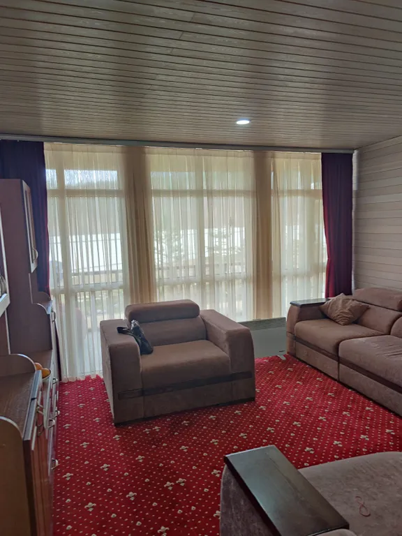 Домик у озера