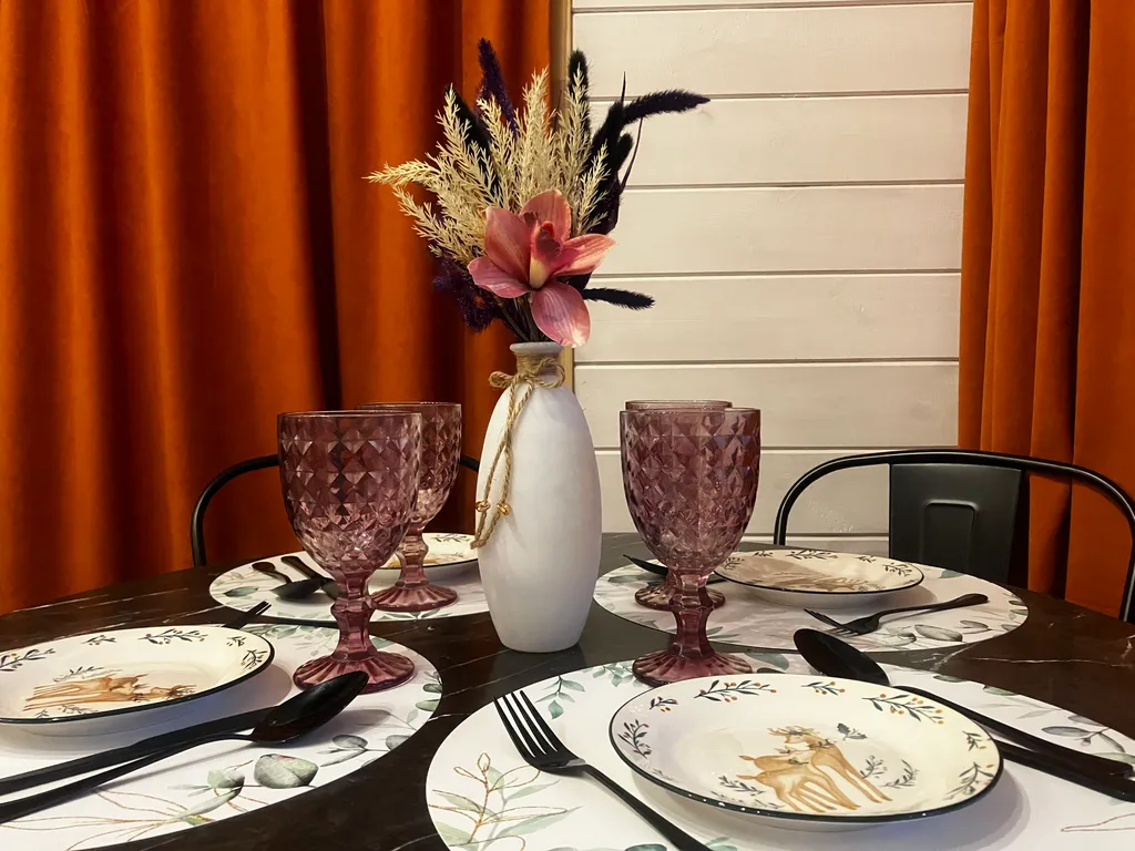 Новый дом с камином на берегу реки