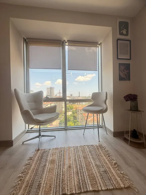 Studio apt with pool and gym near metrobus station