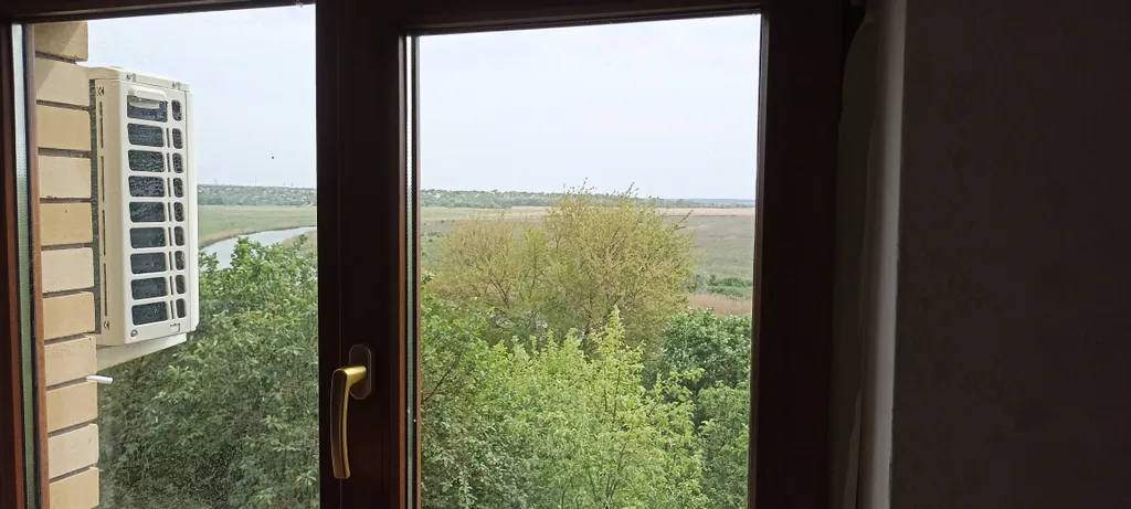 Уютный домик на берегу реки