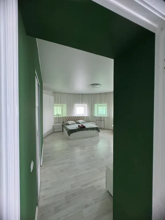 Шикарная студия с выходом на собственную крышу с садовой мебелью