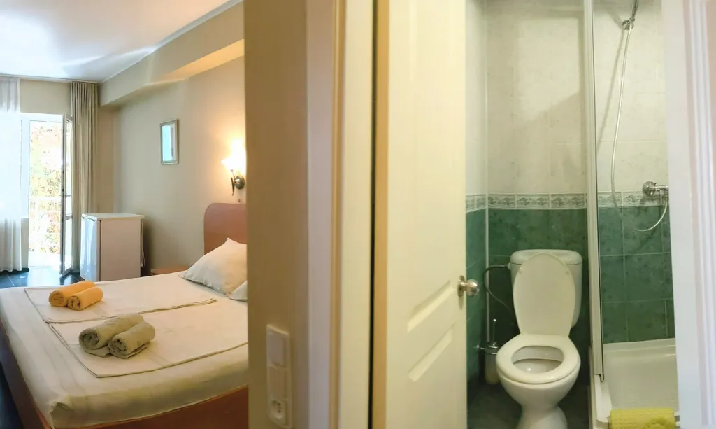 Уютная комната с балконом у моря