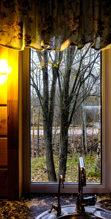 Уютный дом на берегу реки у водопада