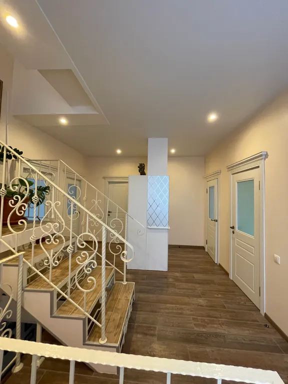 Уютный дом с бассейном и садом с видом на горы и море