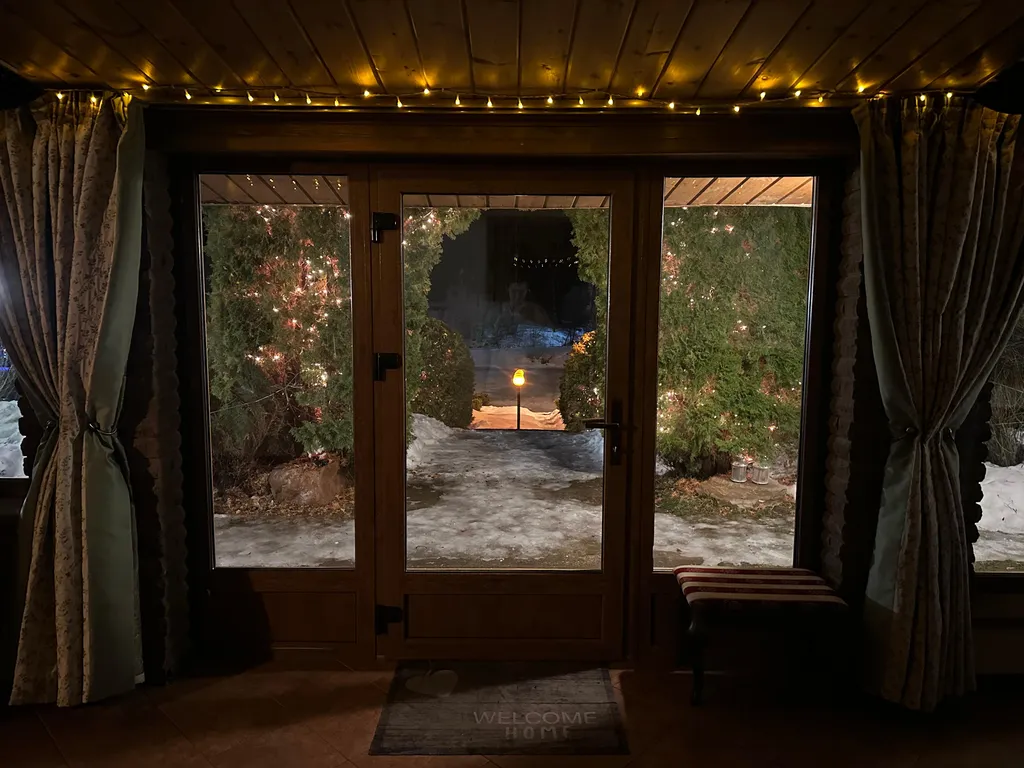 Дом на берегу реки с баней на дровах