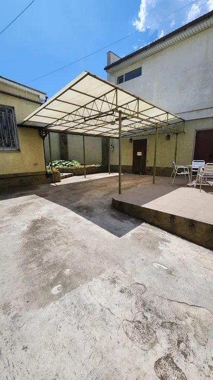 Дом с отдельным двором рядом с Театральной площадью