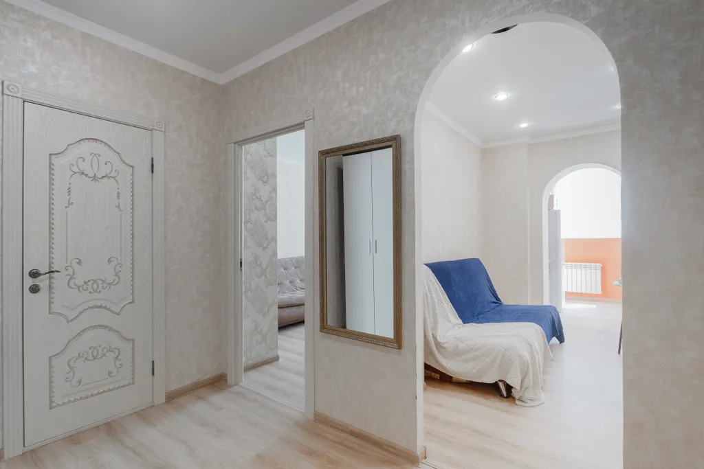 Большая квартира с раздельными комнатами и кухней