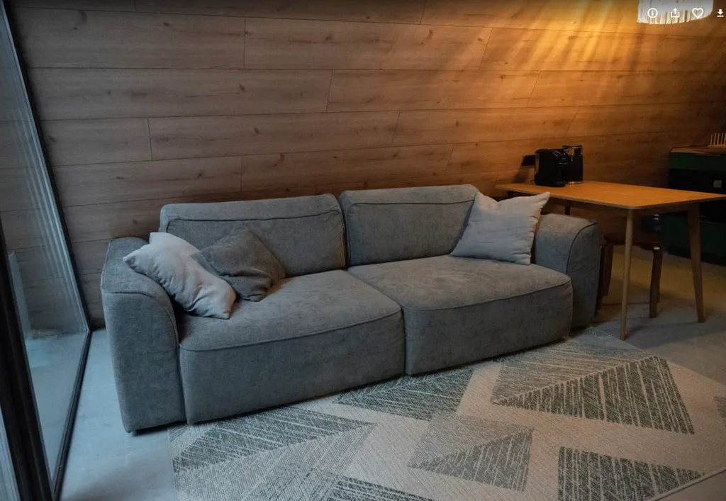 Хвойный - треугольный дом в сосновом лесу