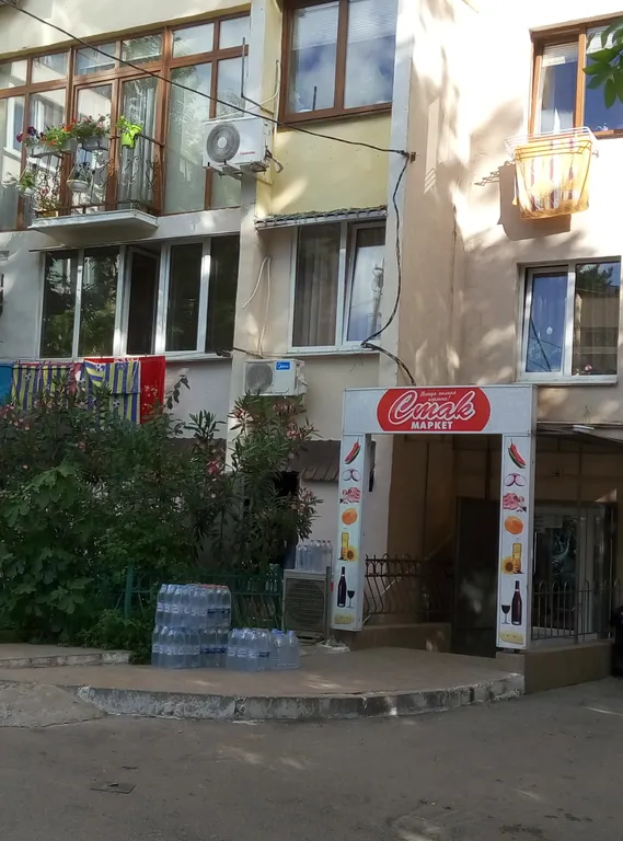 Комната с видом на горы и сквер