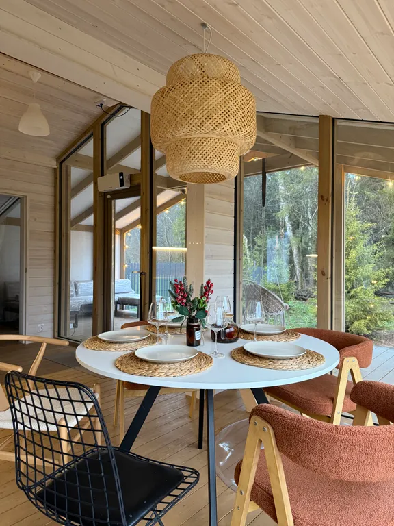 Дом с панорамным камином и видом на лес