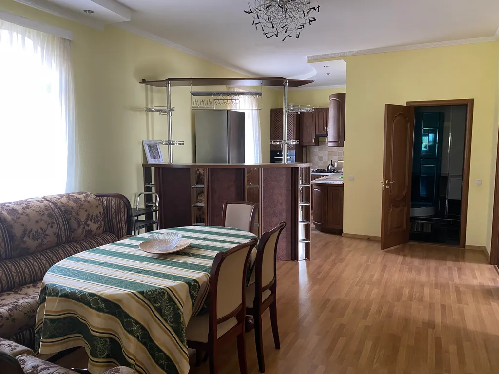 Дом с бассейном для большой компании