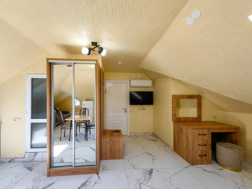 Светлая студия на мансардном этаже с видом на горы