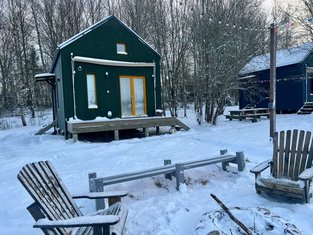 Зеленый домик в поле