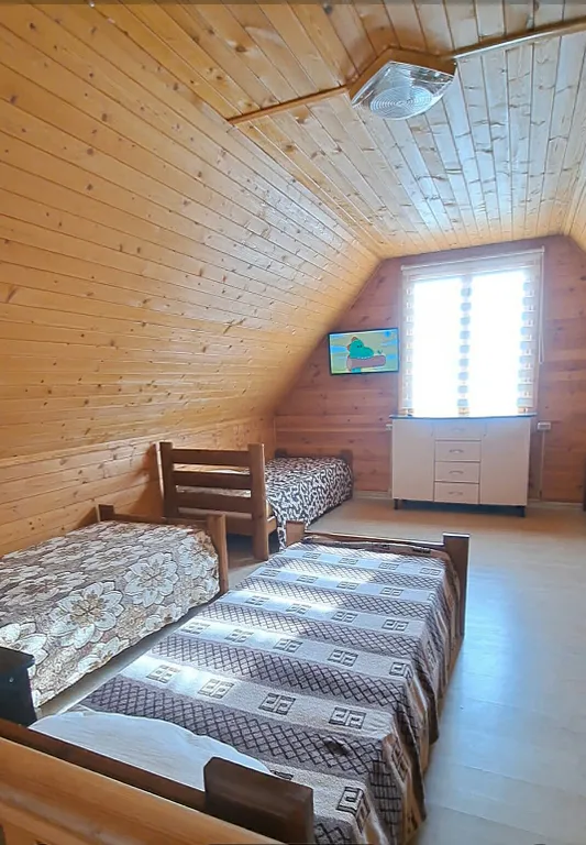 Домик у пруда с тёплым бассейном