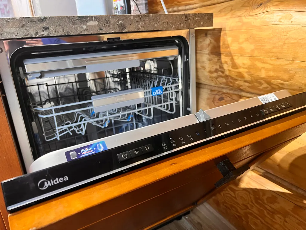 Красивый уютный бревенчатый дом с камином и видом на реку и церковь