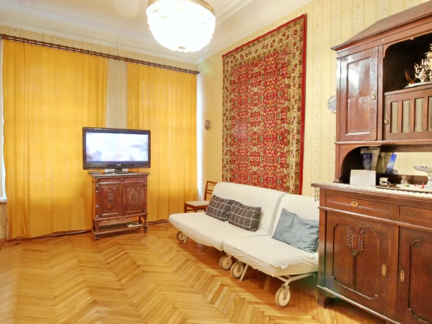 Большая комната 20 м.кв. Две раскладные кровати шириной 160 и 90 см. Остальной интерьер исторический.