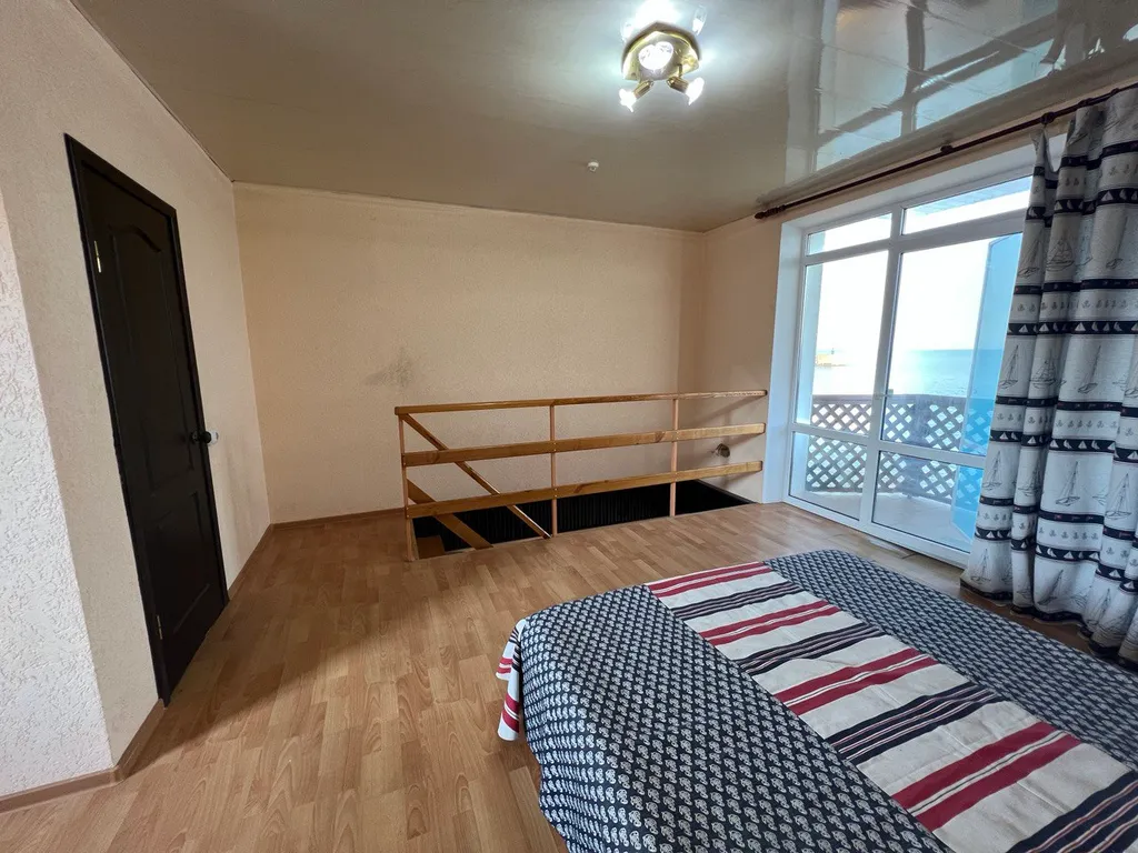 Двухэтажный эллинг на берегу моря